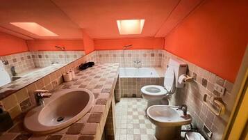 Comfort Apartment, City View | Bathroom