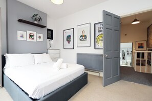 Tabla de planchar con plancha, wifi y ropa de cama 