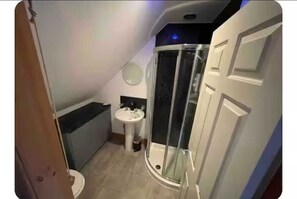 Een douche, een haardroger, handdoeken, zeep