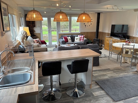 Smart TV, ping pong. B’s lodge at Church Elms Farm. Tennis court, games room, sleeps 4. Pet friendly