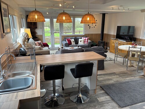 B’s lodge at Church Elms Farm. Tennis court, games room, sleeps 4. Pet friendly