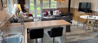 B’s lodge at Church Elms Farm. Tennis court, games room, sleeps 4. Pet friendly