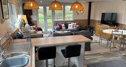 B’s lodge at Church Elms Farm. Tennis court, games room, sleeps 4. Pet friendly