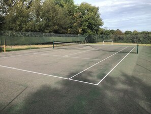 Sports court - B’s lodge at Church Elms Farm. Tennis court, games room, sleeps 4. Pet friendly (Woodchurch)