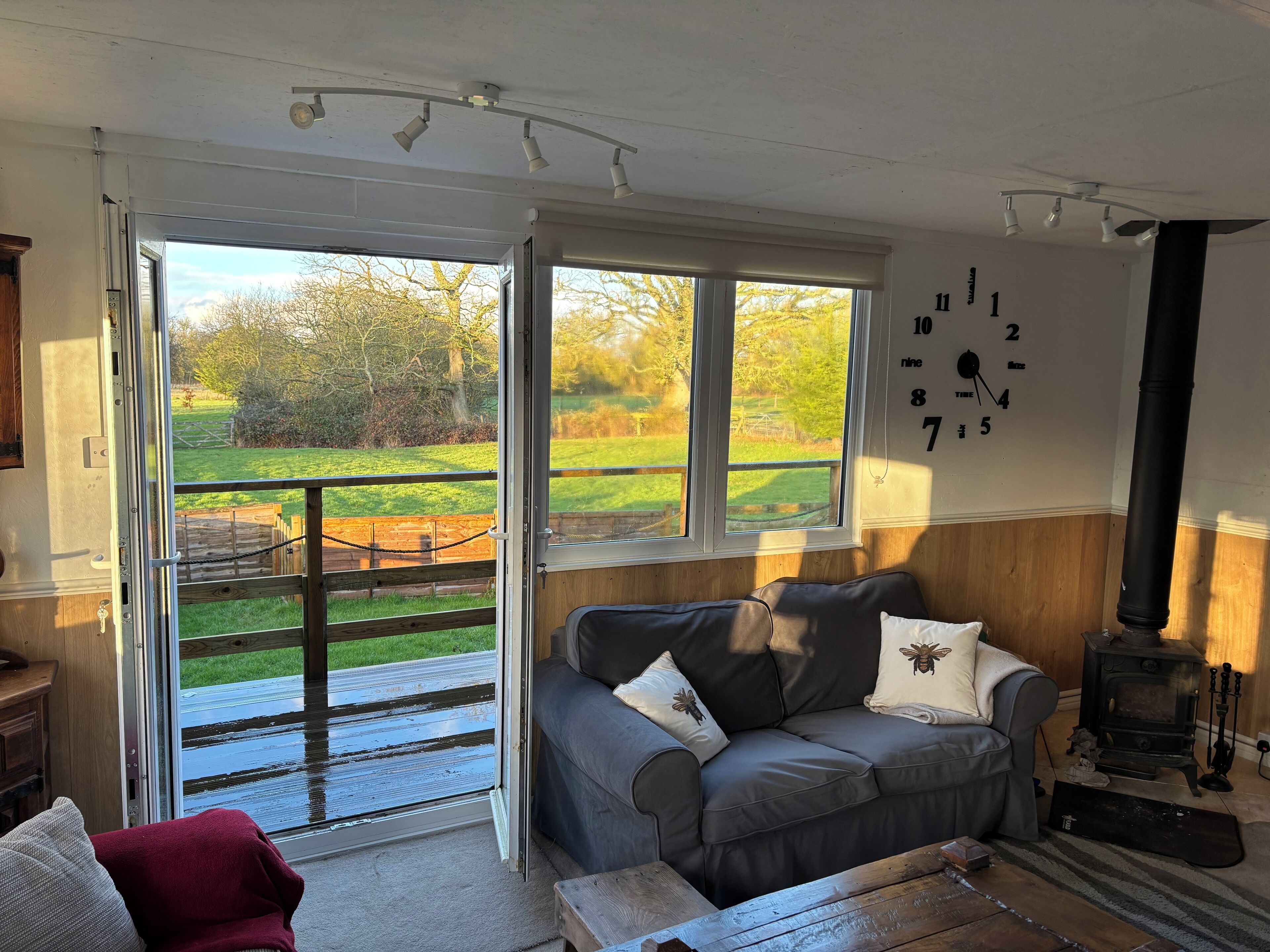 智能電視、乒乓球設施