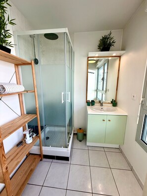 Regadera, secadora de cabello, toallas, jabón 