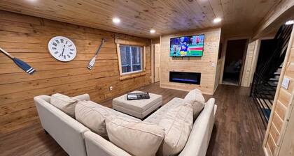 Honey Run Falls Cabin near Amish Country - Sleeps 12
