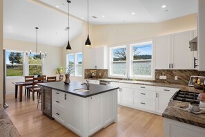 Mikrowelle, Ofen, Herdplatte, Geschirrspüler