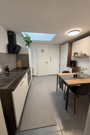 Frigorífico, microondas, horno y placa de cocina