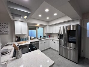 Microwave, oven, stovetop, dishwasher - Perfect 3-bedroom Town-home in beautiful Sun City - 55+ Age Required (Sun City)