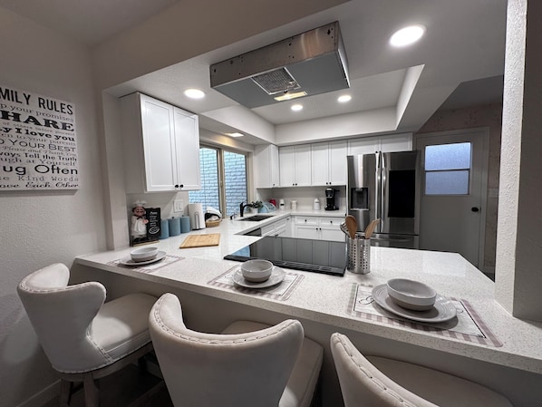 Microwave, oven, stovetop, dishwasher - Perfect 3-bedroom Town-home in beautiful Sun City - 55+ Age Required (Sun City)