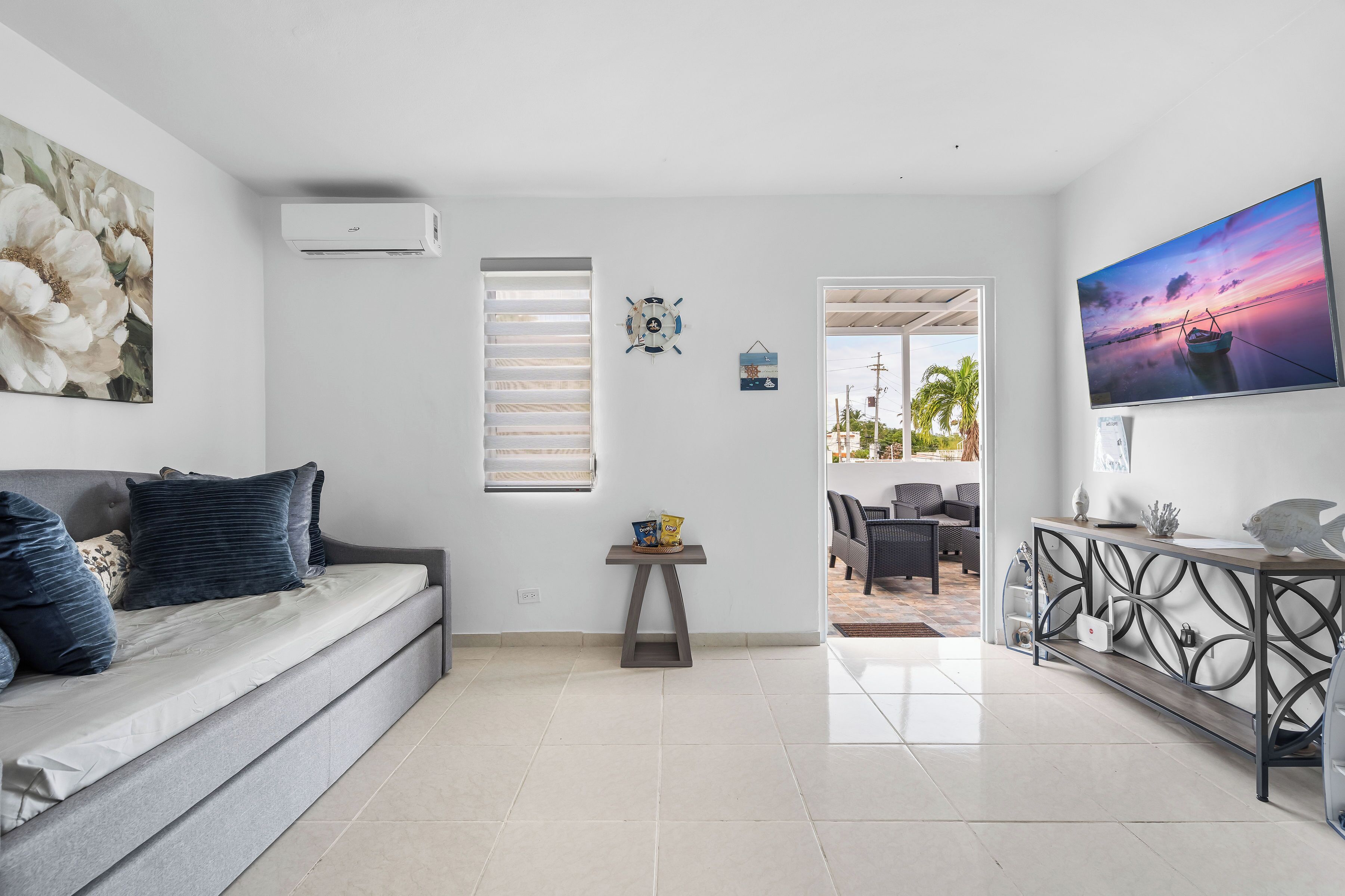 Deluxe Apartment | Living area | 32-inch flat-screen TV with digital channels