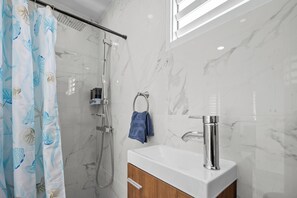 Dusche, Handtücher, Seife, Shampoo