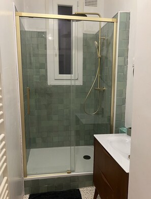 Douche, serviettes fournies, papier toilette