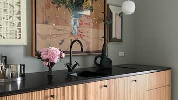 The Classic | Private kitchen | Full-size fridge, dishwasher, cookware/dishes/utensils