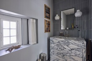Deluxe appartement, uitzicht op stad | Badkamer | Een douche, gratis toiletartikelen, een haardroger, pantoffels