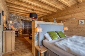 5 bedrooms, iron/ironing board, free WiFi, bed sheets