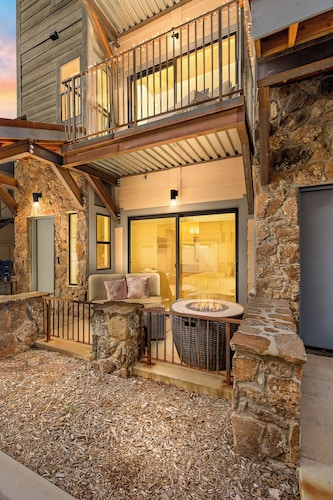 Downtown - 3BR/3.5BA - 5 Patios - Mnt. Views - 7 Guests