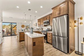 Fridge, microwave, oven, stovetop - Downtown - 3BR/3.5BA - 5 Patios - Mnt. Views - 7 Guests (Flagstaff)