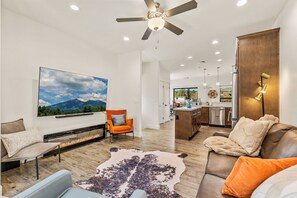 Smart TV, fireplace, books - Downtown - 3BR/3.5BA - 5 Patios - Mnt. Views - 7 Guests (Flagstaff)