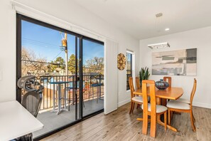 Dining - Downtown - 3BR/3.5BA - 5 Patios - Mnt. Views - 7 Guests (Flagstaff)