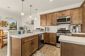 Fridge, microwave, oven, stovetop - Downtown - 3BR/3.5BA - 5 Patios - Mnt. Views - 7 Guests (Flagstaff)