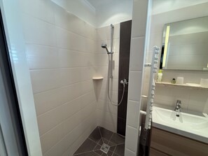 Comfort-Apartment, Balkon, Meerblick | Badezimmer
