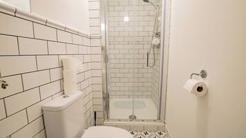 Ducha, secador de pelo, toallas y jabón