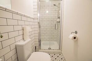 Regadera, secadora de cabello, toallas, jabón 