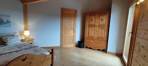 Strykjärn/strykbräda, internet och sängkläder