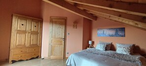 Iron/ironing board, internet, bed sheets - Chalet, 900 m altitude, exceptional view, year-round outdoor Jacuzzi. (La Bresse)