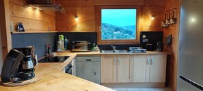 Private kitchen - Chalet, 900 m altitude, exceptional view, year-round outdoor Jacuzzi. (La Bresse)