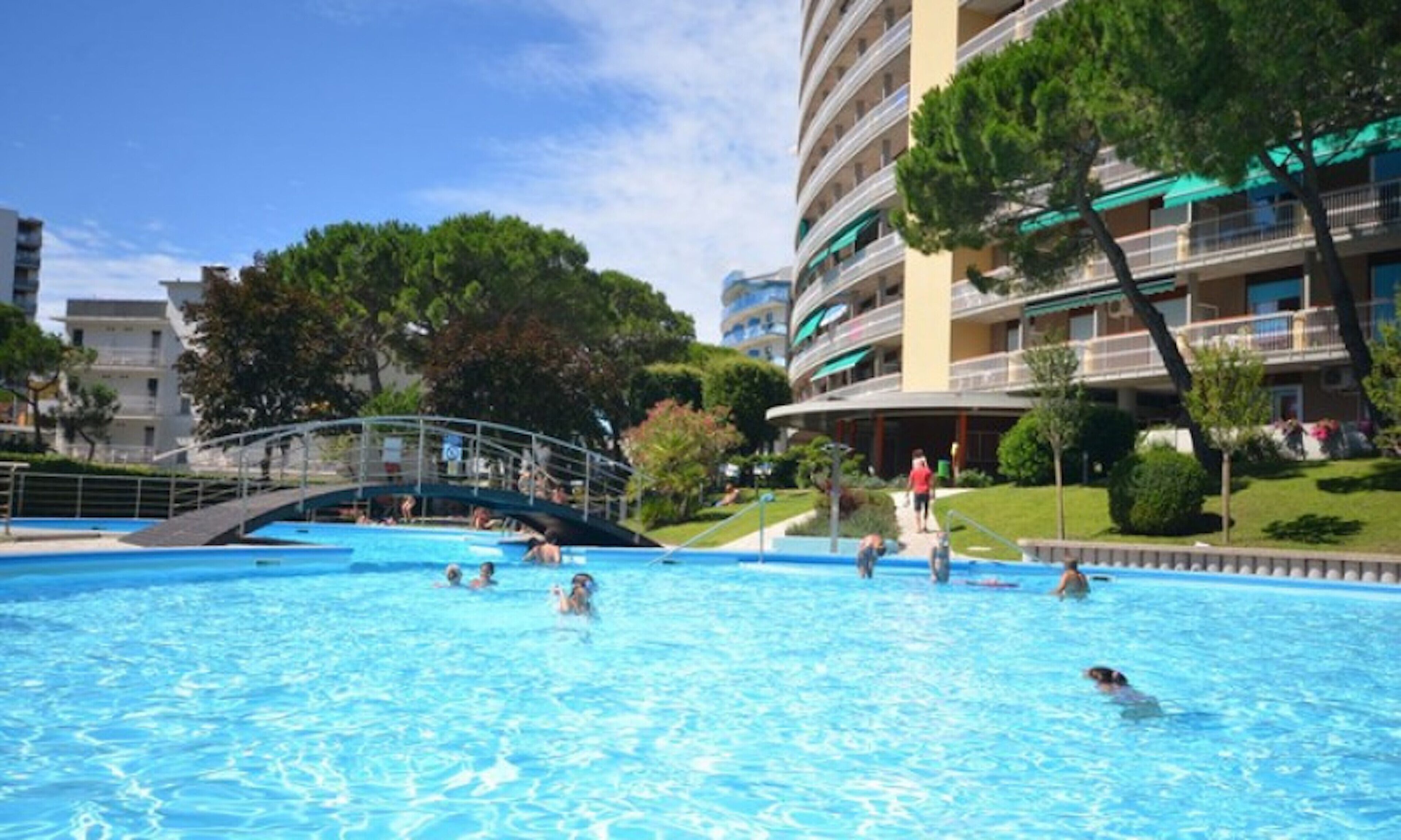 Estudio, varias habitaciones, balcón | Alberca | Alberca al aire libre 