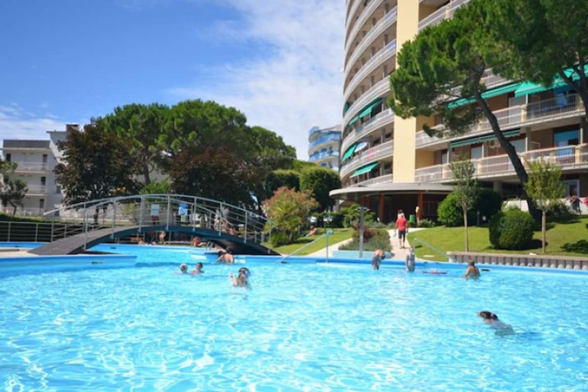 開放式客房, 多間臥室, 陽台 | 游泳池 | 室外游泳池