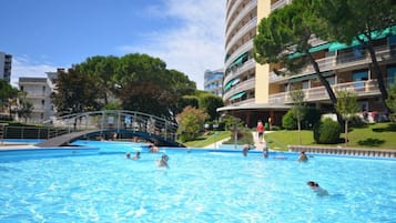 Estudio, varias habitaciones, balcón | Alberca | Alberca al aire libre