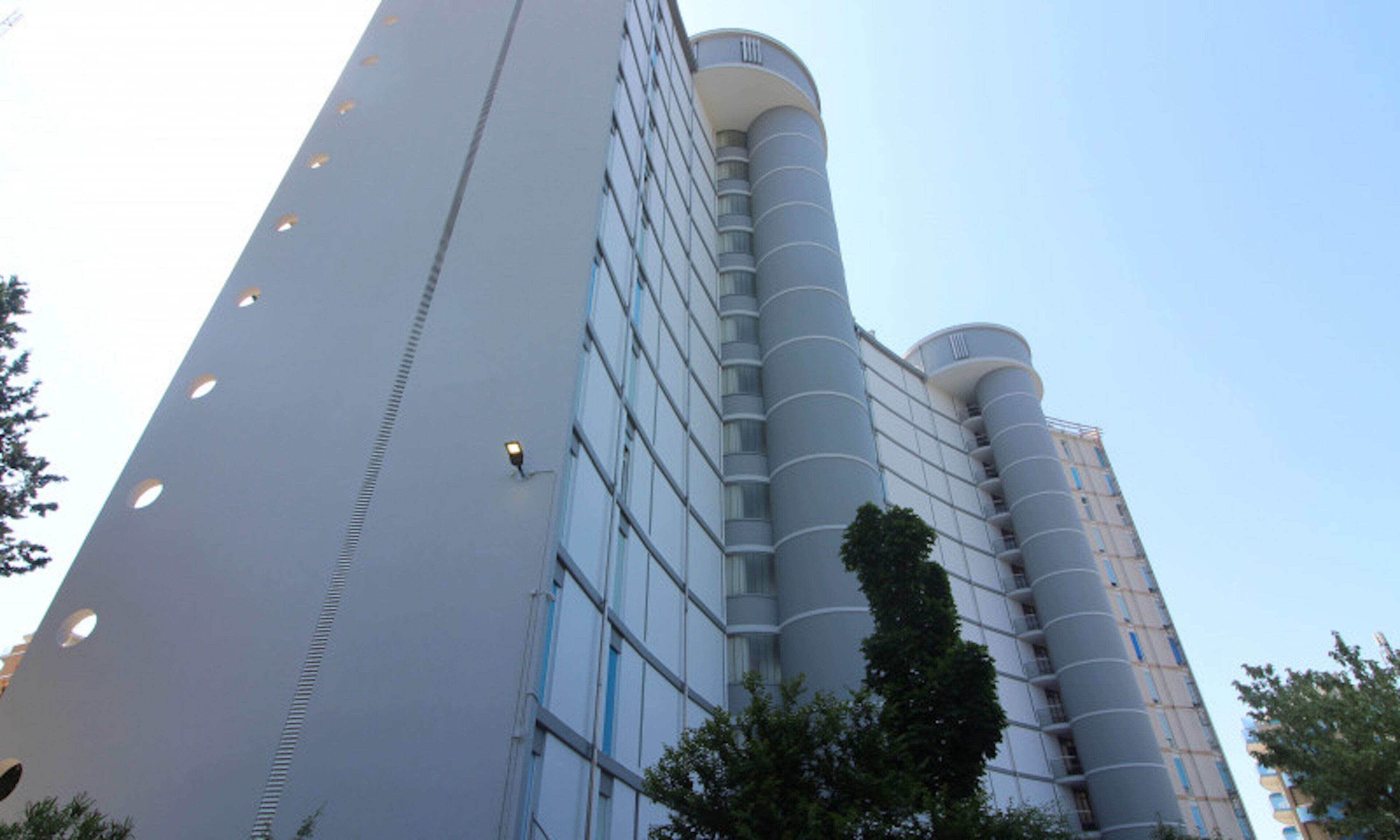 Studio, plusieurs chambres, balcon | Entrée de l’hébergement