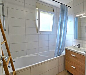 Hårtørrer, håndklæder, Sæbe, Toiletpapir