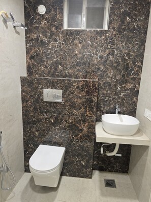 Bidet, Handtücher, Seife, Shampoo