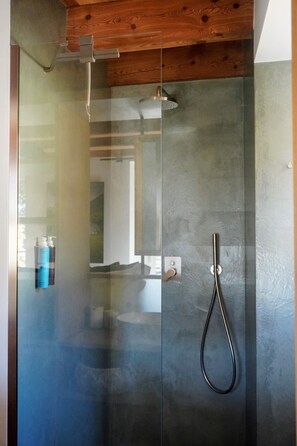 Dusche, umweltfreundliche Kosmetikartikel, Haartrockner, Bidet