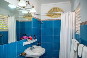 Bruser, hårtørrer, håndklæder, Sæbe