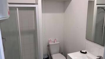 Serviettes fournies, savon, papier toilette