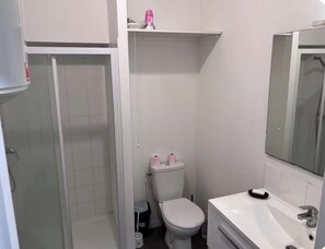 Handtücher, Seife, Toilettenpapier