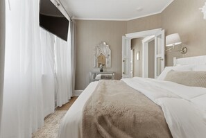 Tabla de planchar con plancha, wifi y ropa de cama 