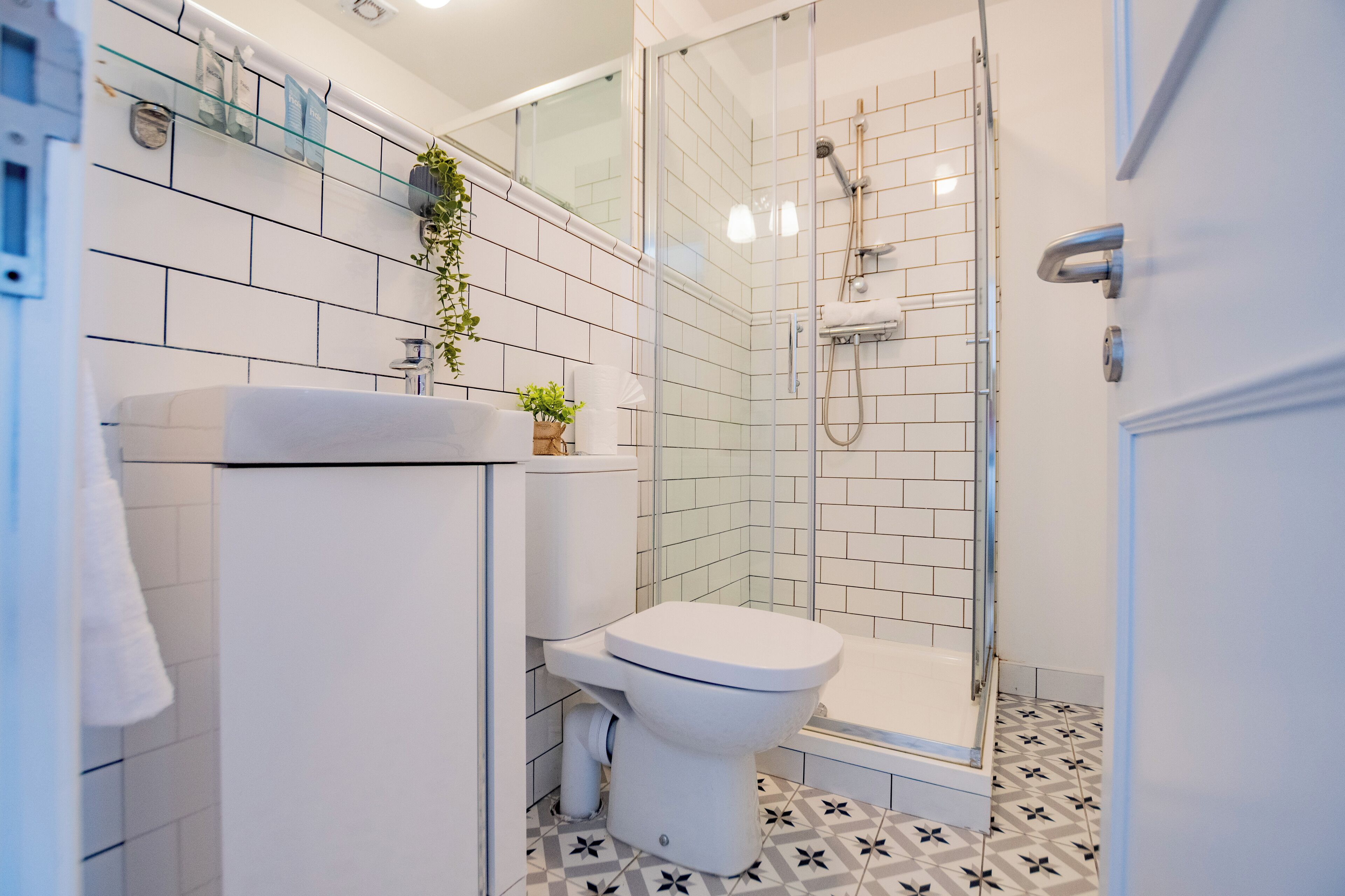 Douche, sèche-cheveux, serviettes fournies, savon