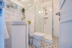 Shower, hair dryer, towels, soap - Howth Marina Hideaway (Howth)