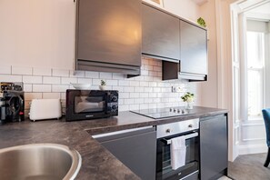 Fridge, microwave, oven, stovetop - Howth Marina Hideaway (Howth)