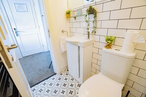 Regadera, secadora de cabello, toallas, jabón 