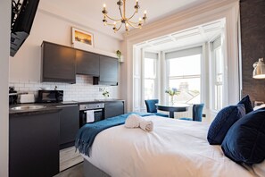 1 habitación, tabla de planchar con plancha, internet y ropa de cama 