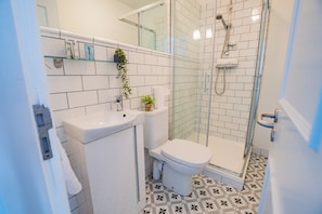 Een douche, een haardroger, handdoeken, zeep