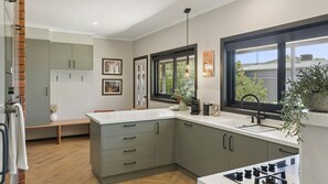Microwave, oven, stovetop, coffee/tea maker - One Mile Creek Retreat (Wangaratta)